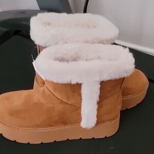 Cozy Tan Suede Ankle Boots with White Fur Lining